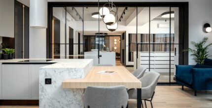 Drzwi loftowe LumoSteel we wrocławskim showroomie Decoroom